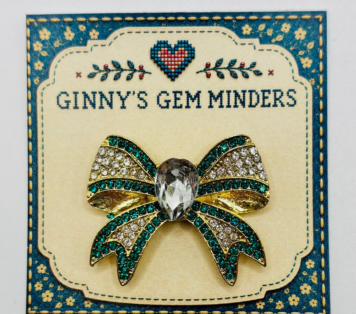 Beautiful Green and Gold Crystal Bow Needle Minder — display card