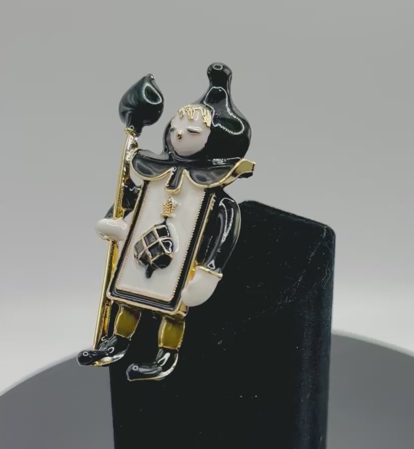 Lovely Queen of Spades Needle Minder