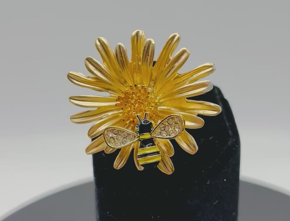 Lovely Enamel Daisy with Bee Needle Minder